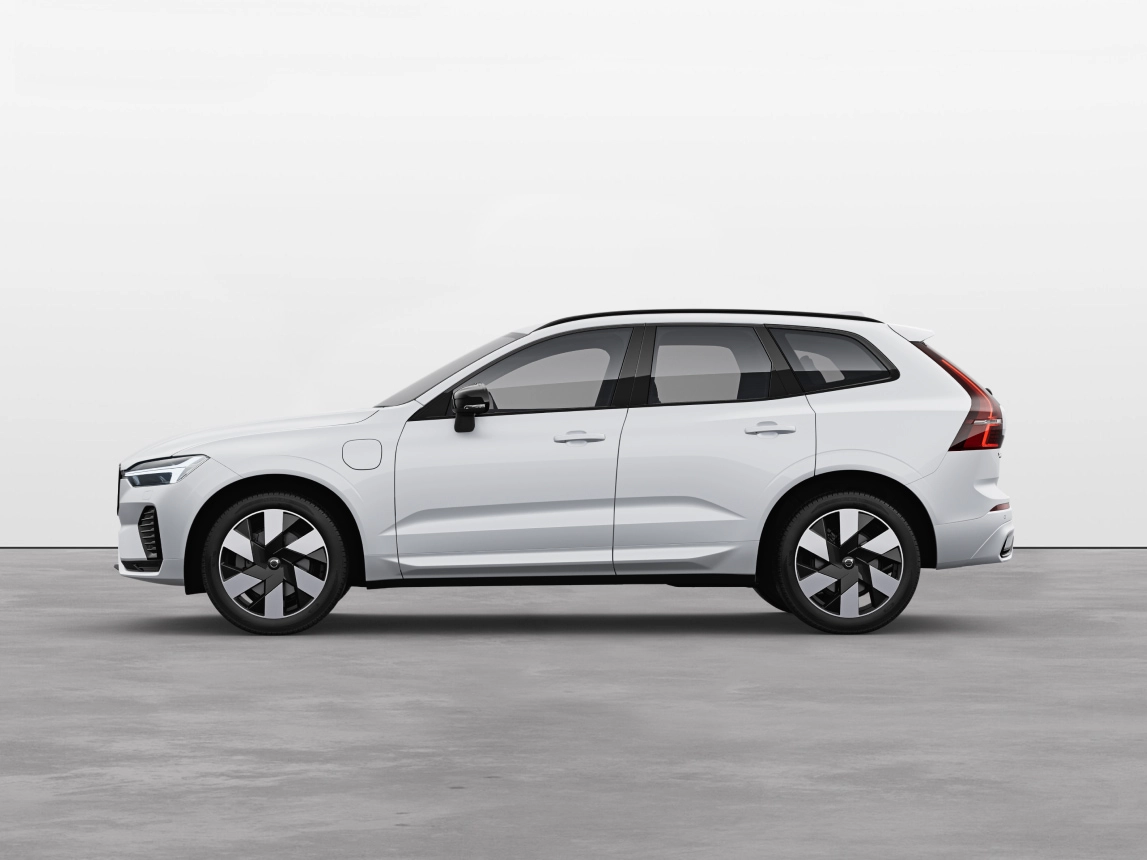 SUV Volvo XC60 Recharge hybride rechargeable Blanc Cristal Métallisé à l'arrêt sur un sol gris dans un studio.