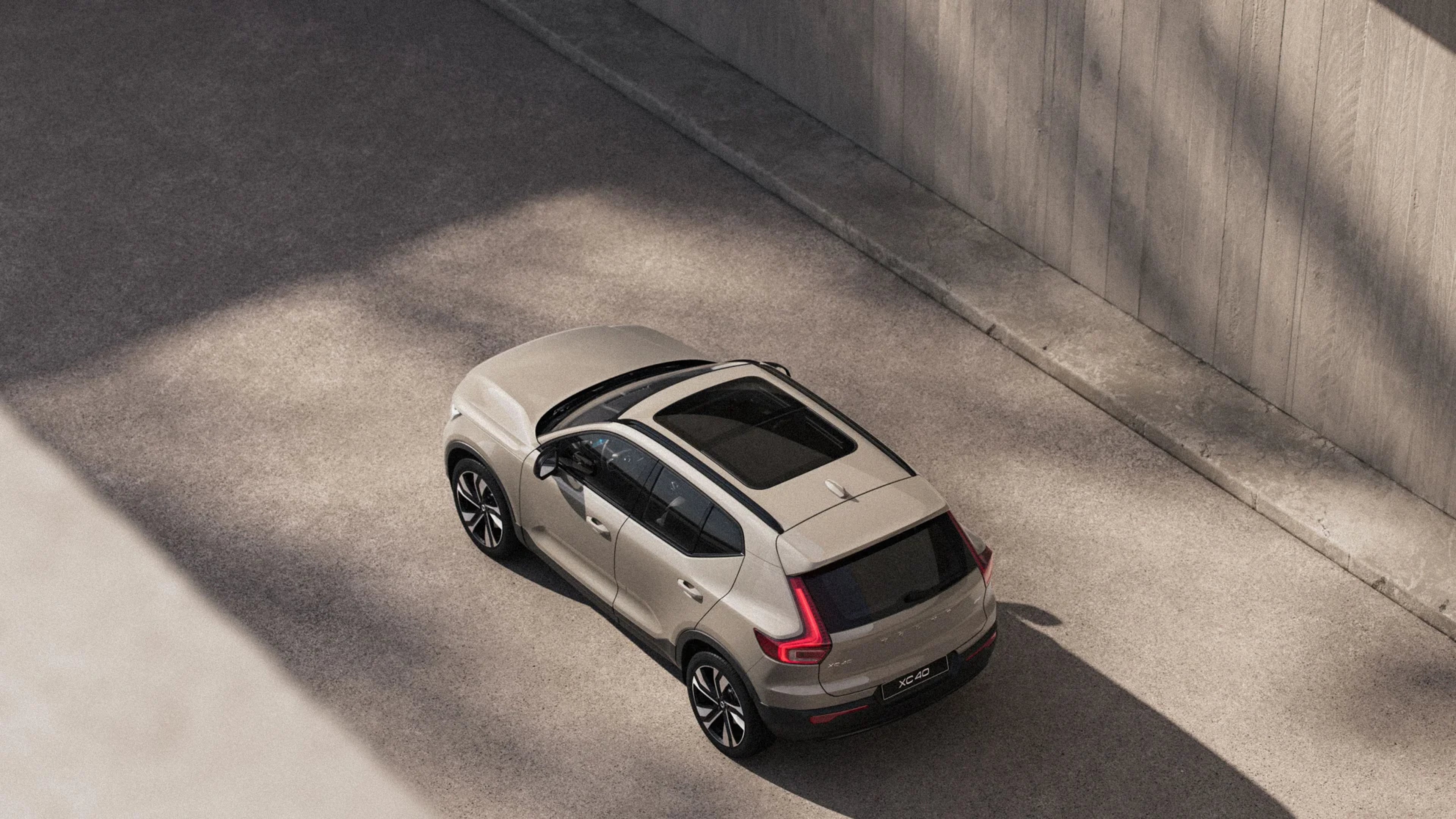 Birds eye view of XC40 parked on a grey surface