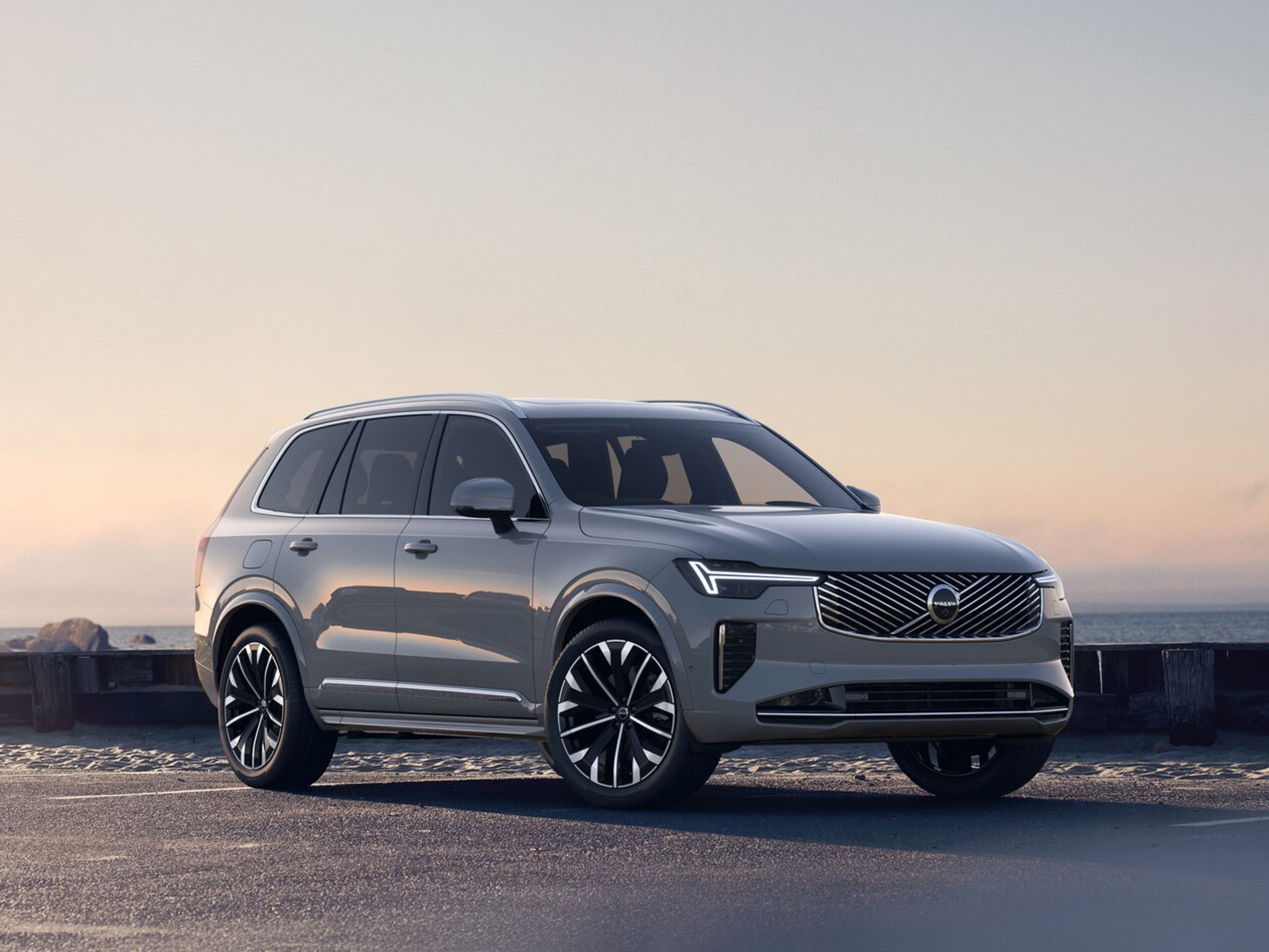 Exterior side view of the Volvo V90 Cross Country in Crystal White.