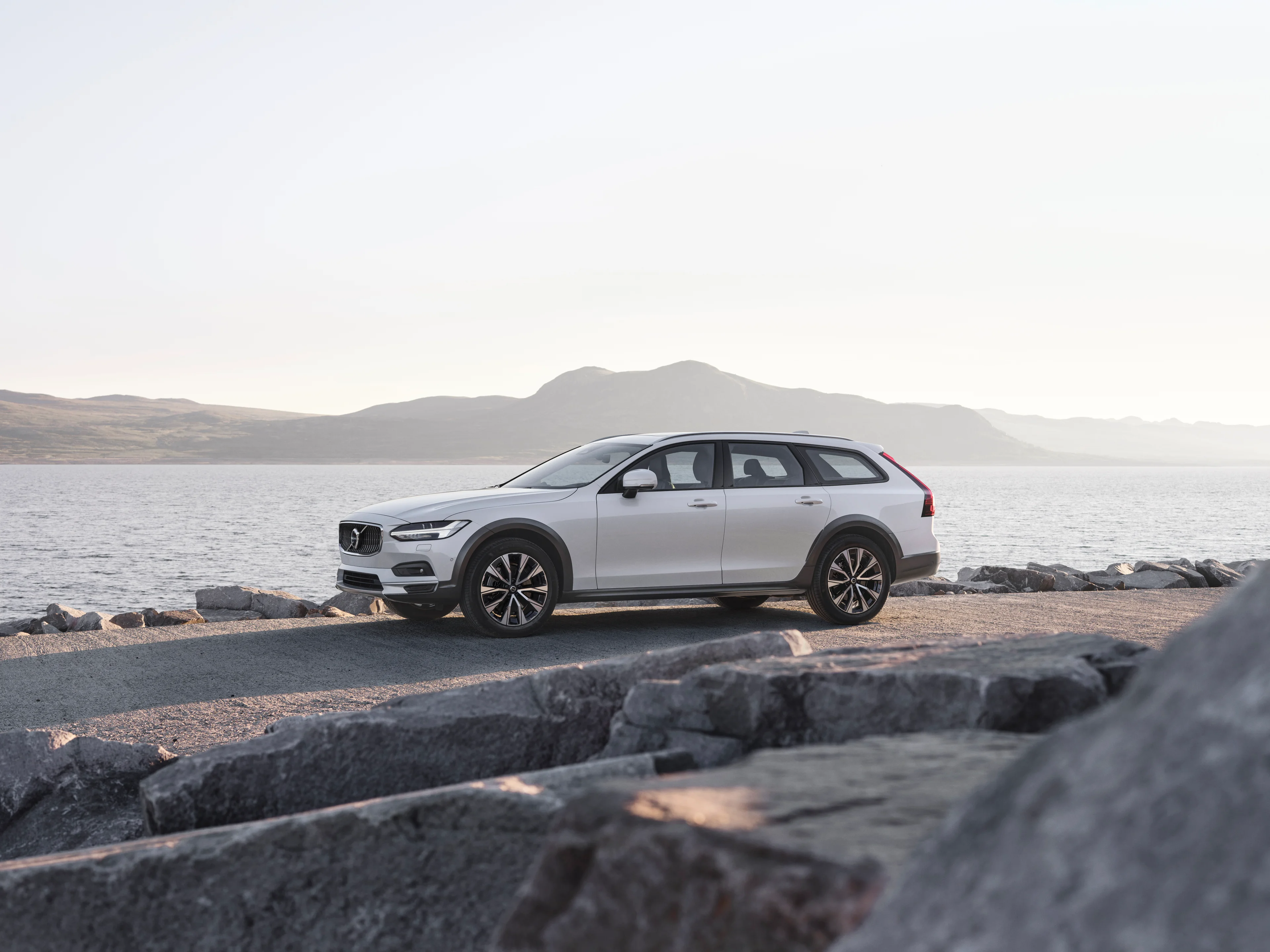 Exterior side view of the Volvo V90 Cross Country in Crystal White.