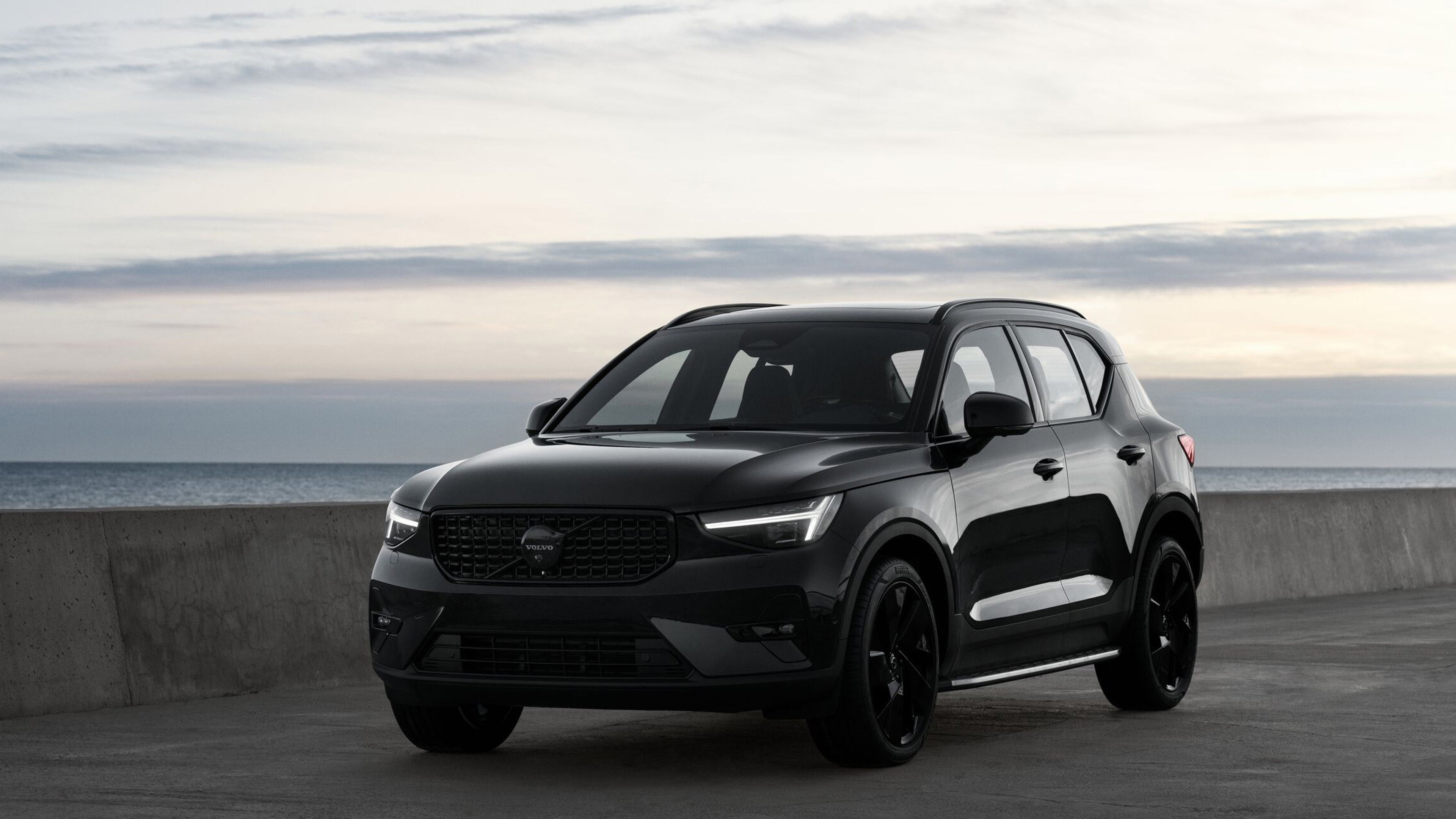 XC40 Black Edition parked on a concrete river bank