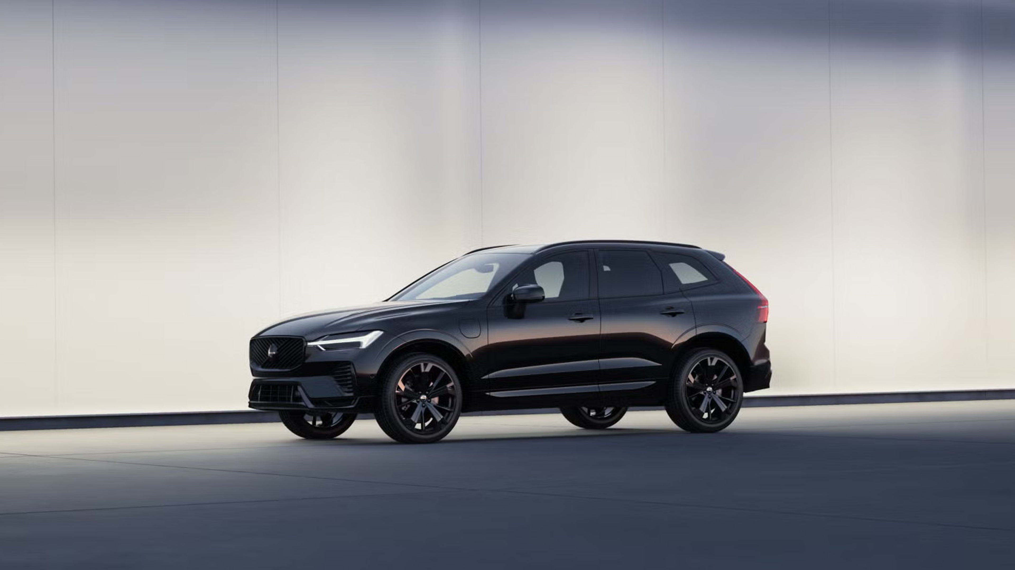 Side view of XC60 plug-in hybrid Black Edition