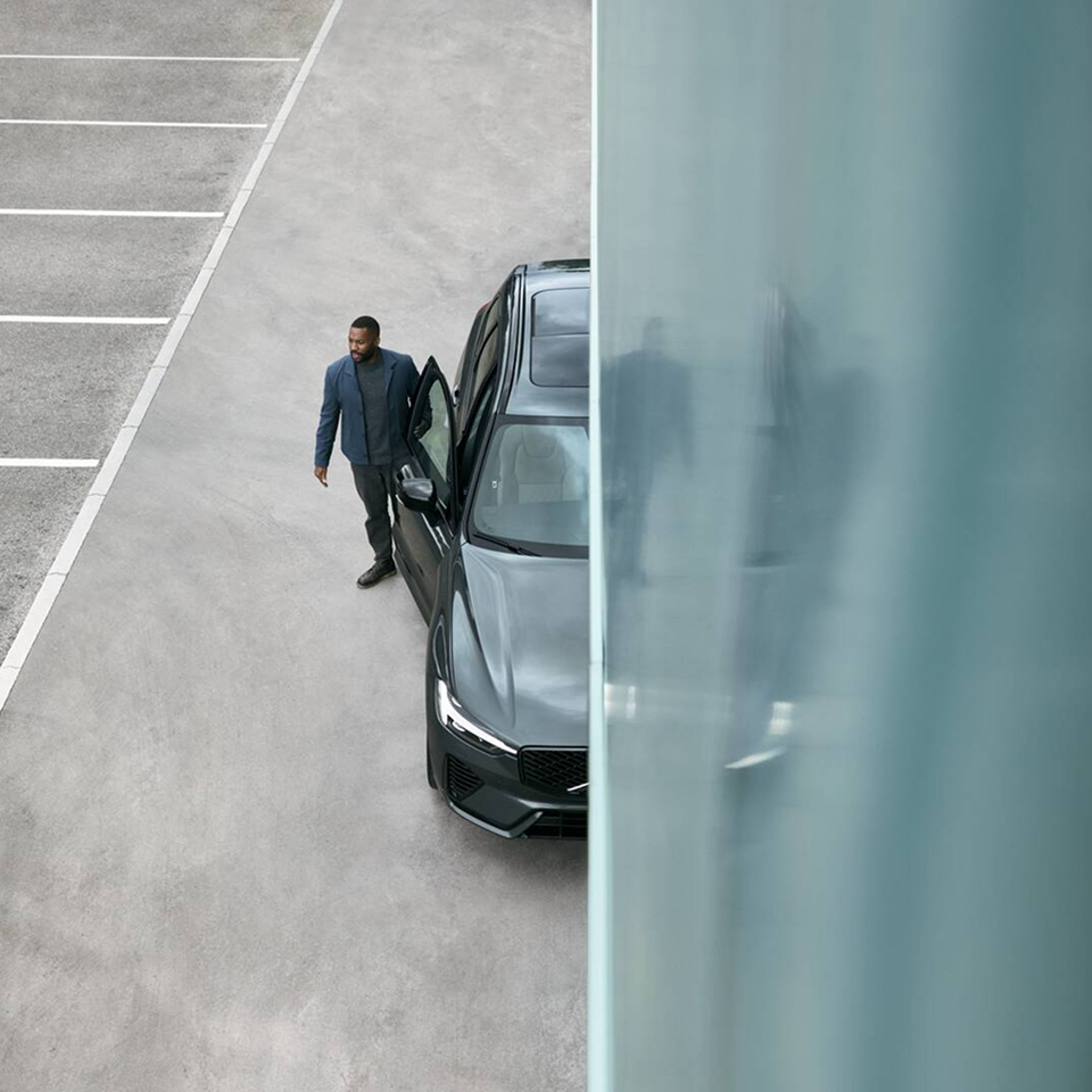 Man vid en Volvo XC60