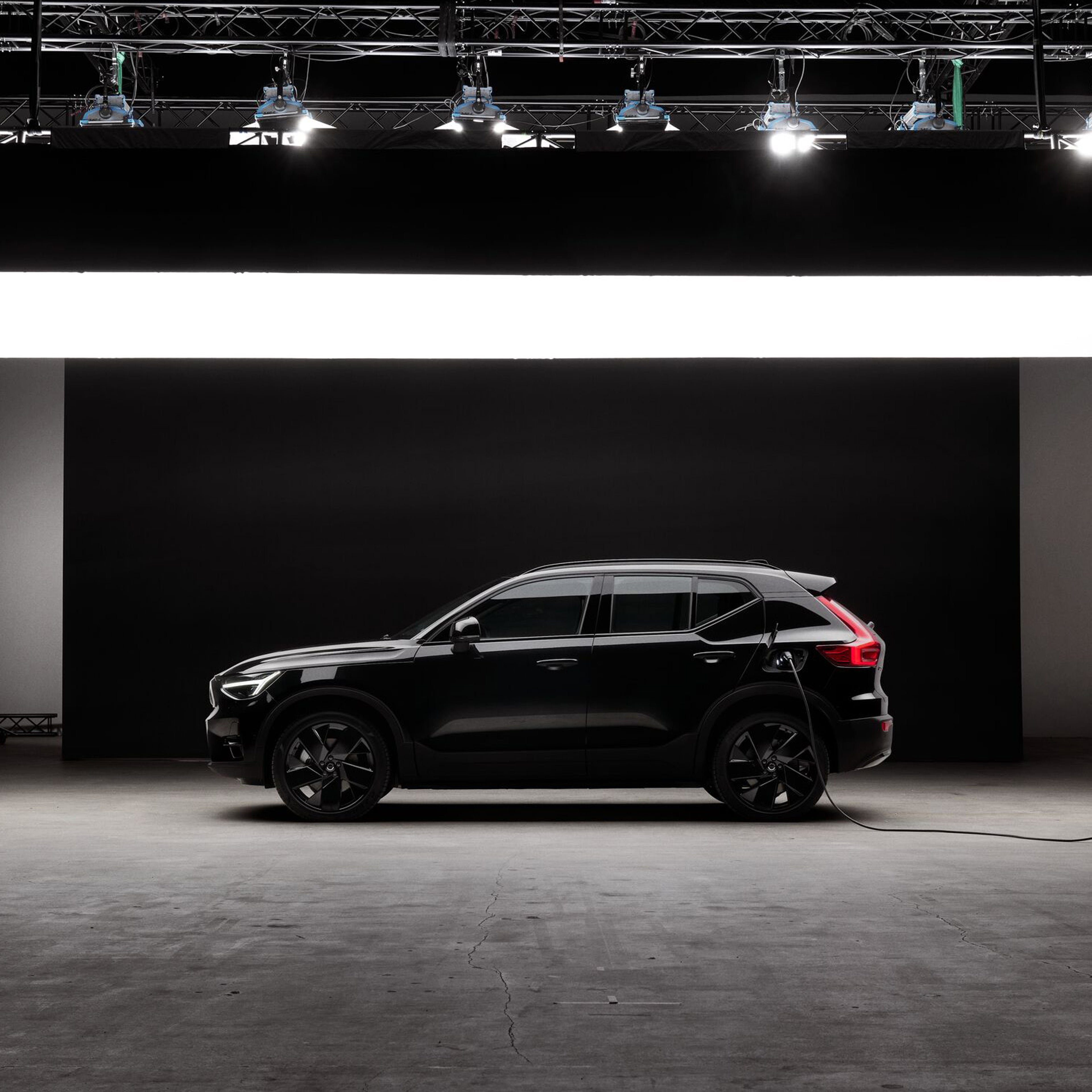 Side view of EX40 black edition under white studio lights