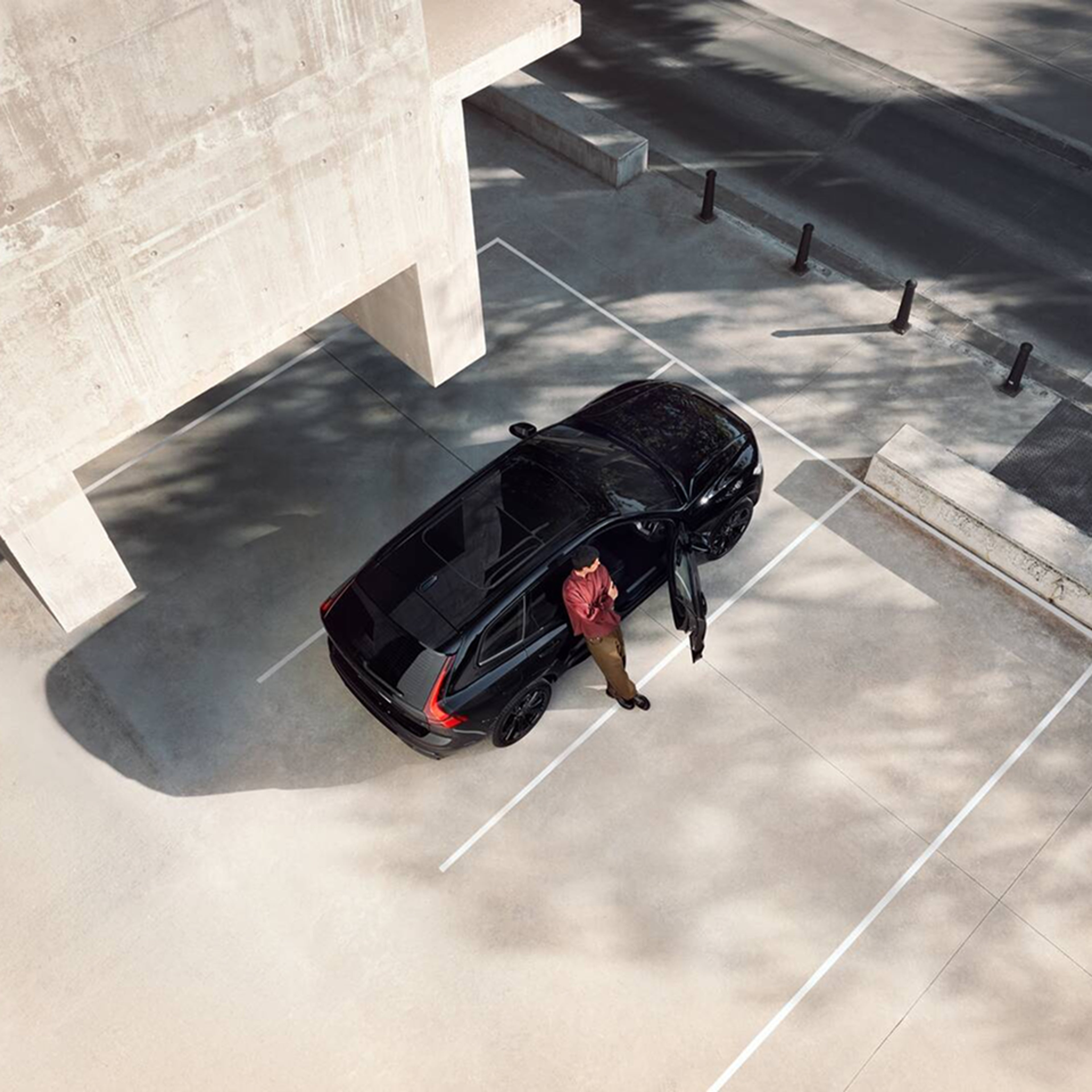 Man vid EX30 Black Edition