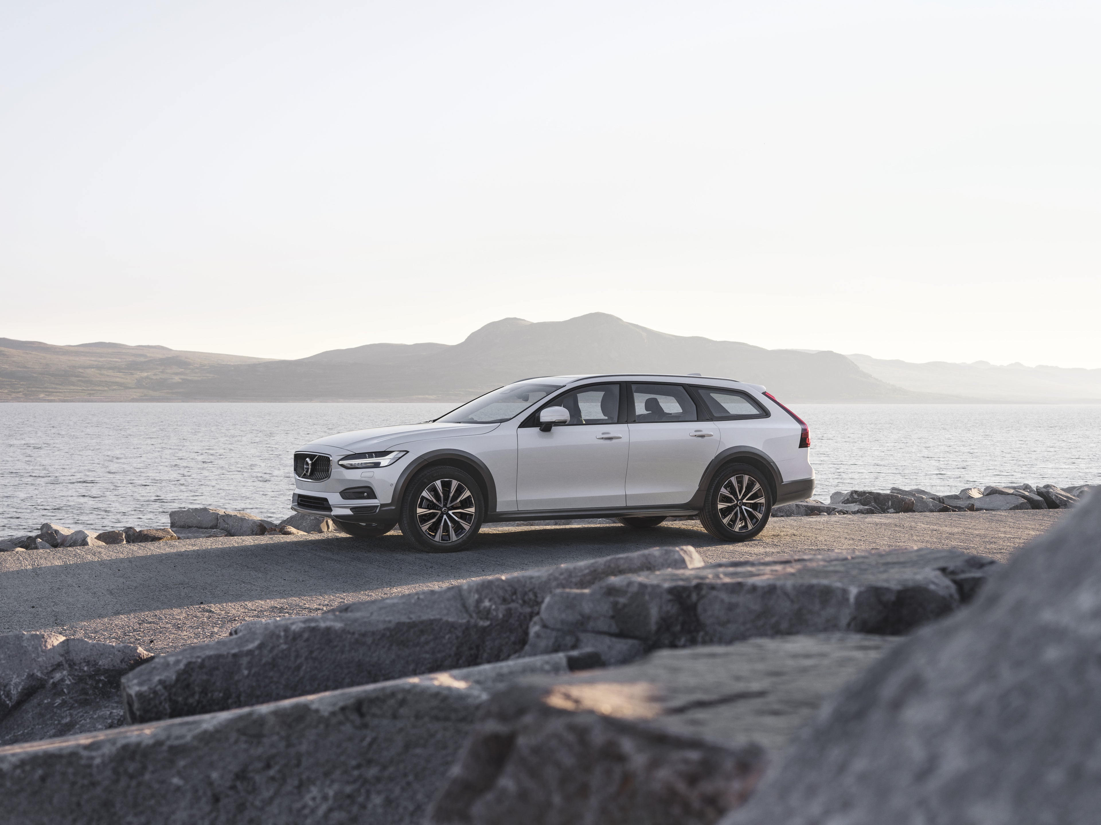 Exterior side view of the Volvo V90 Cross Country in Crystal White.