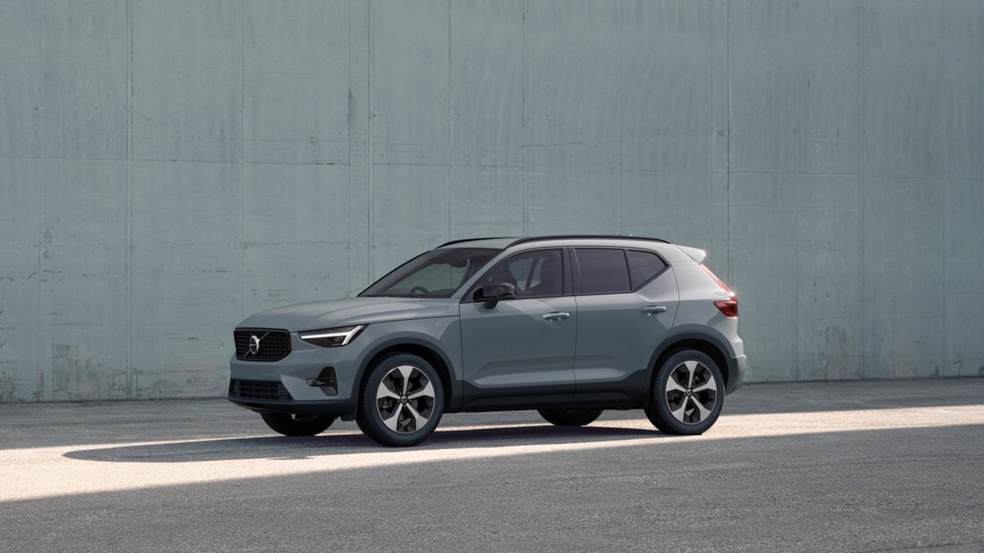 XC40 parked in front of teal wall