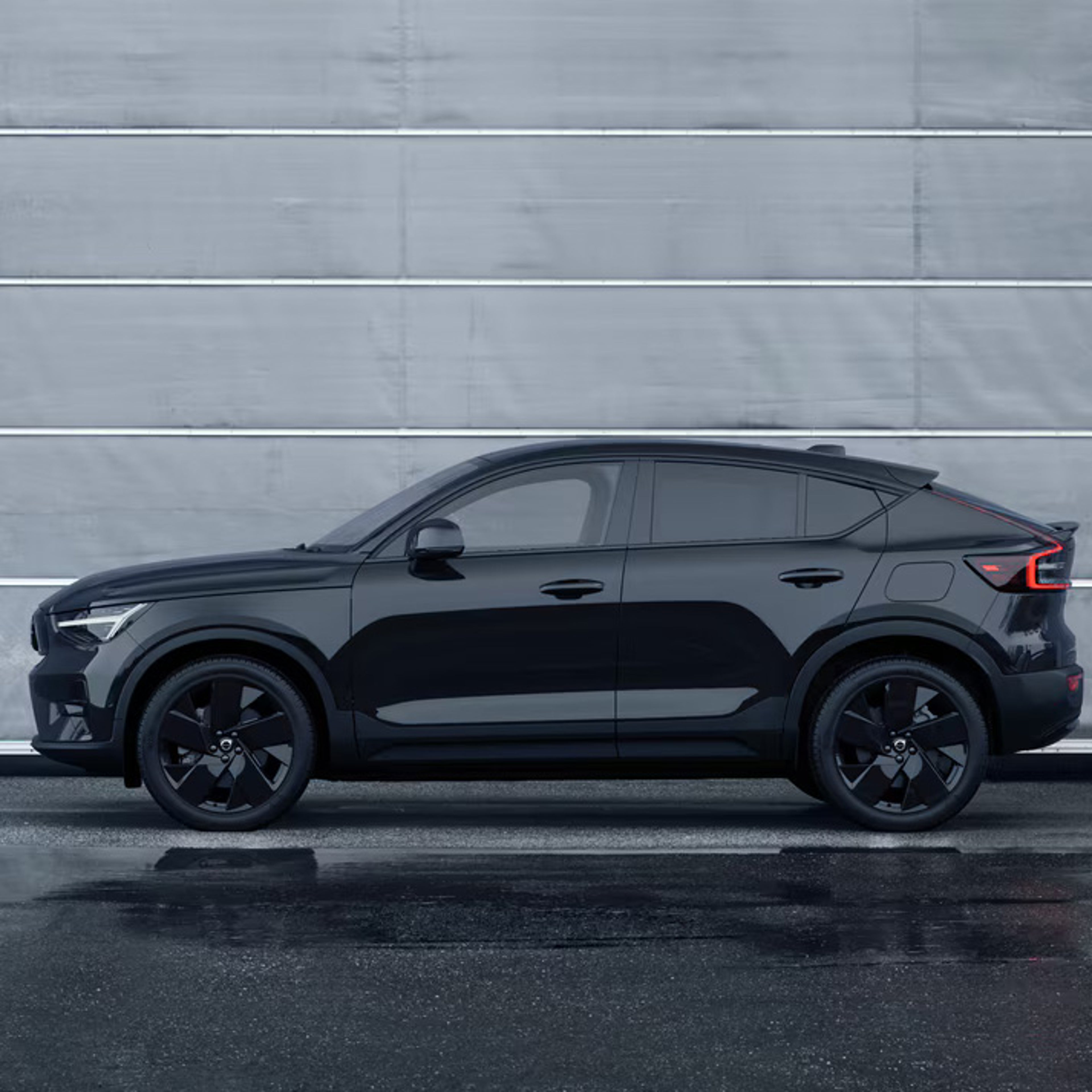 Side view of EC40 black edition parked in front of a grey wall