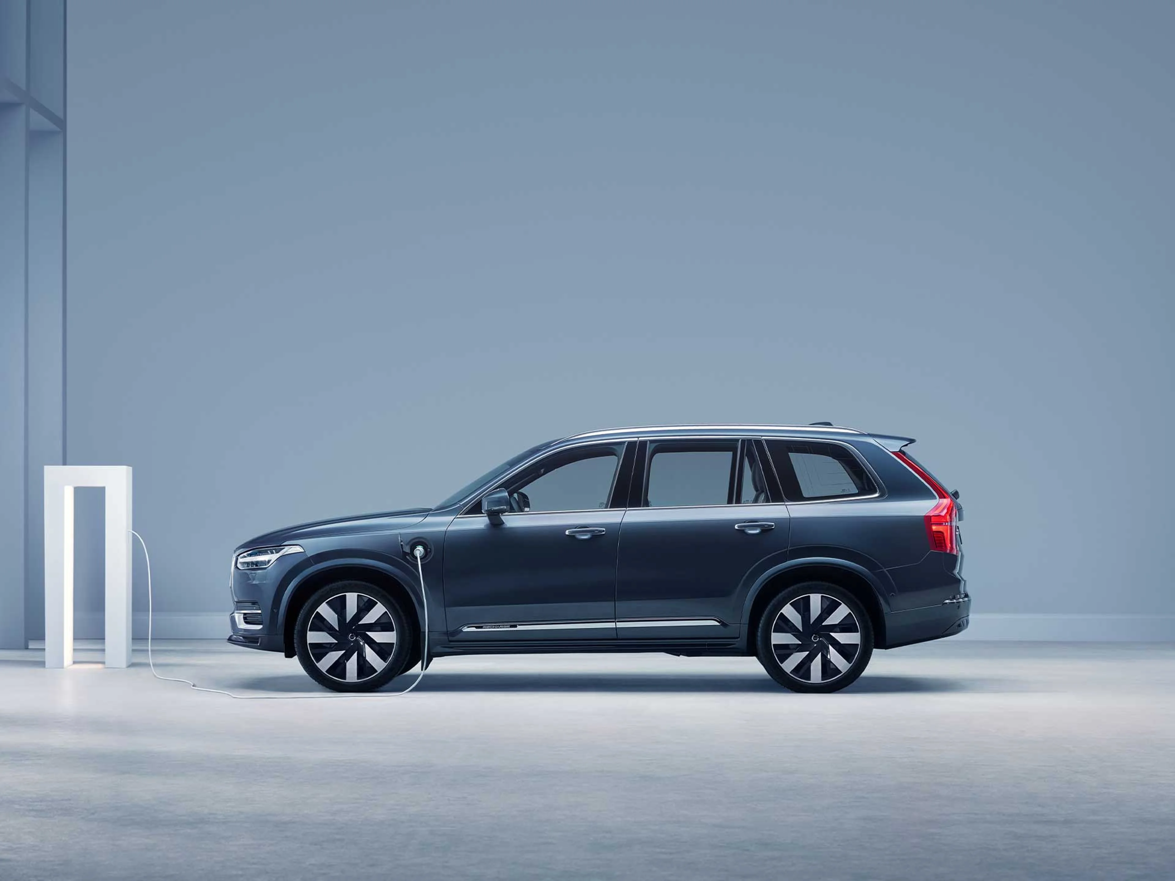 Seitenansicht eines XC90 Plug-in-Hybrids