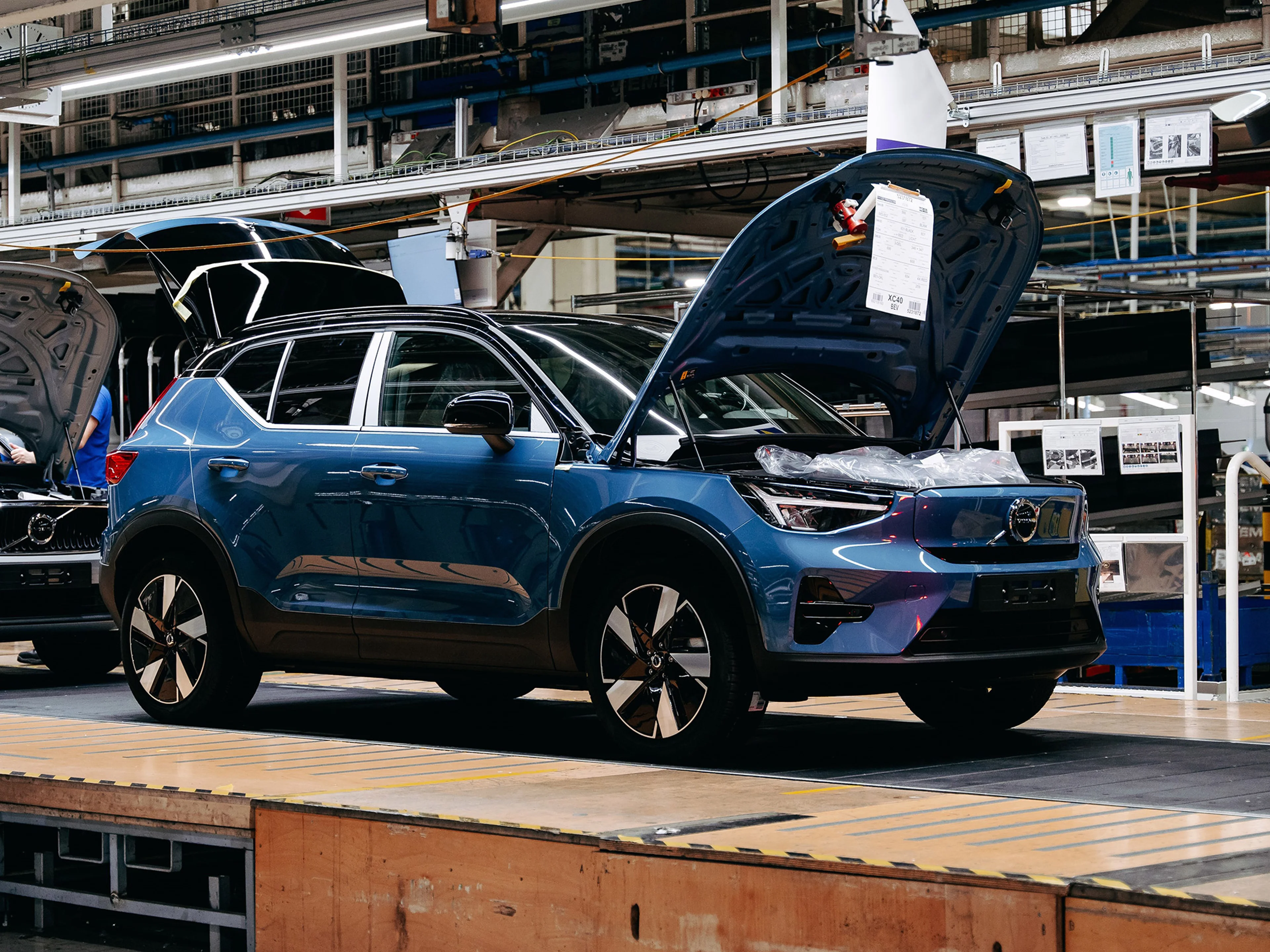 Le Volvo EX40 bleu sort des chaînes de production de Volvo Car Gand.
