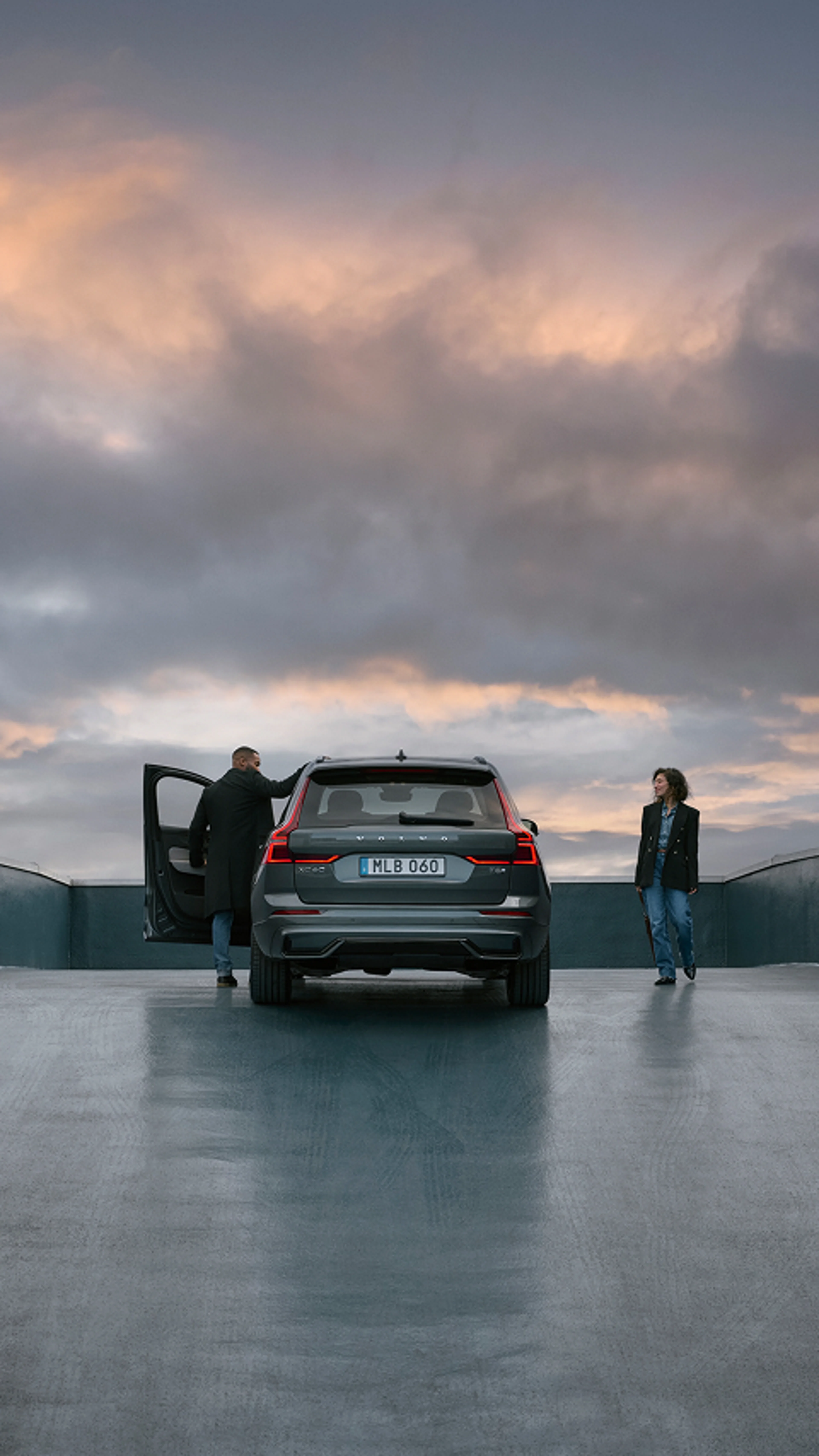 Two people looking on the side and the rear view of XC60