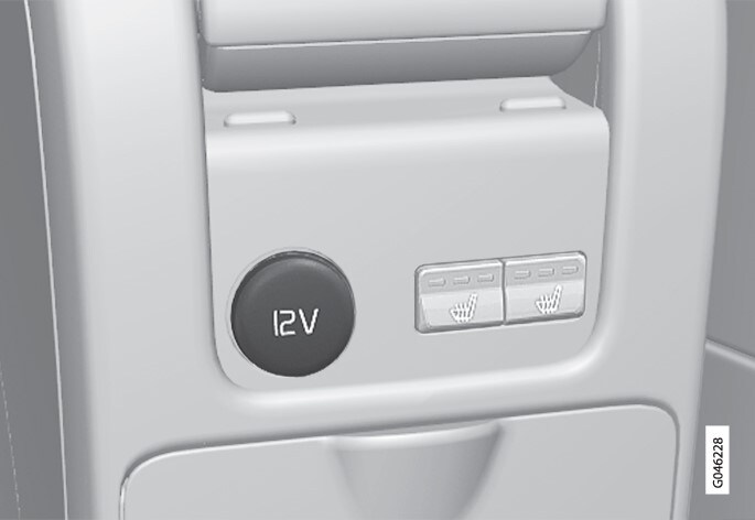 12 V 插座在後座中央扶手。