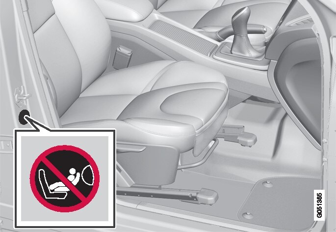Möglichkeit 2: Airbagaufkleber an der Türsäule auf Beifahrerseite. Der Aufkleber ist zu sehen, wenn die Beifahrertür geöffnet wird.