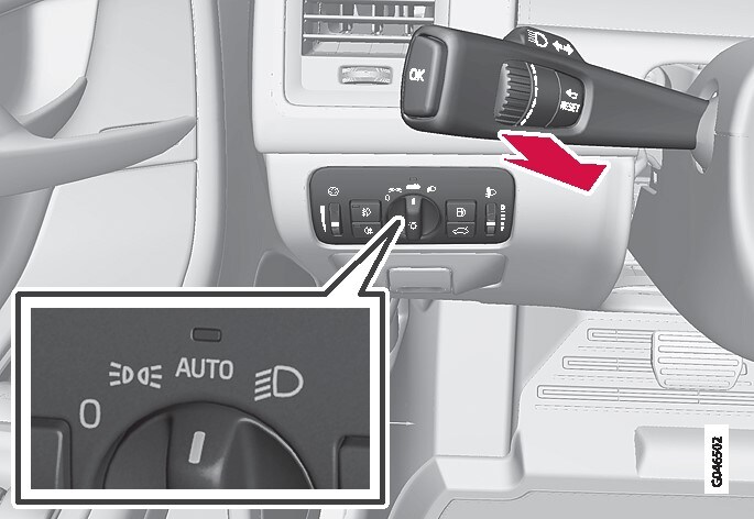 Lenkradhebel und Lichtschalter-Drehregler in Stellung AUTO.