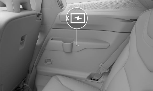 USB port na panelu po pravé straně