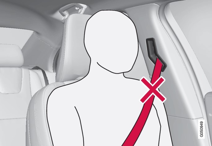 不正确安装的安全带。安全带必须位于肩膀上。