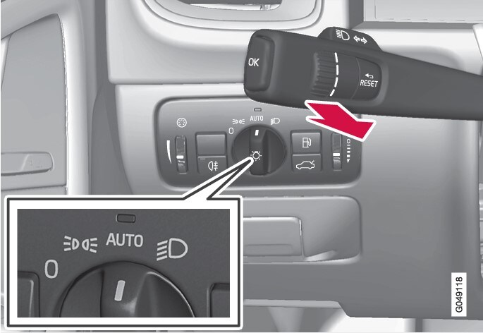 Lenkradhebel und Lichtschalter-Drehregler in Stellung AUTO.