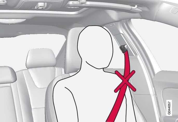 Incorrectly fitted seatbelt. The belt must rest on the shoulder.