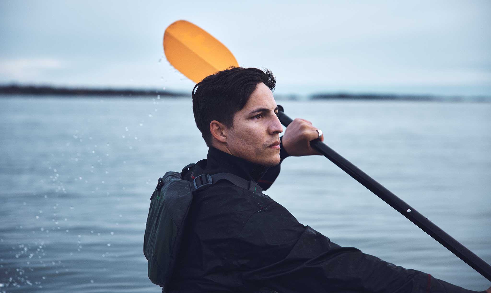 Uomo che pagaia su un kayak