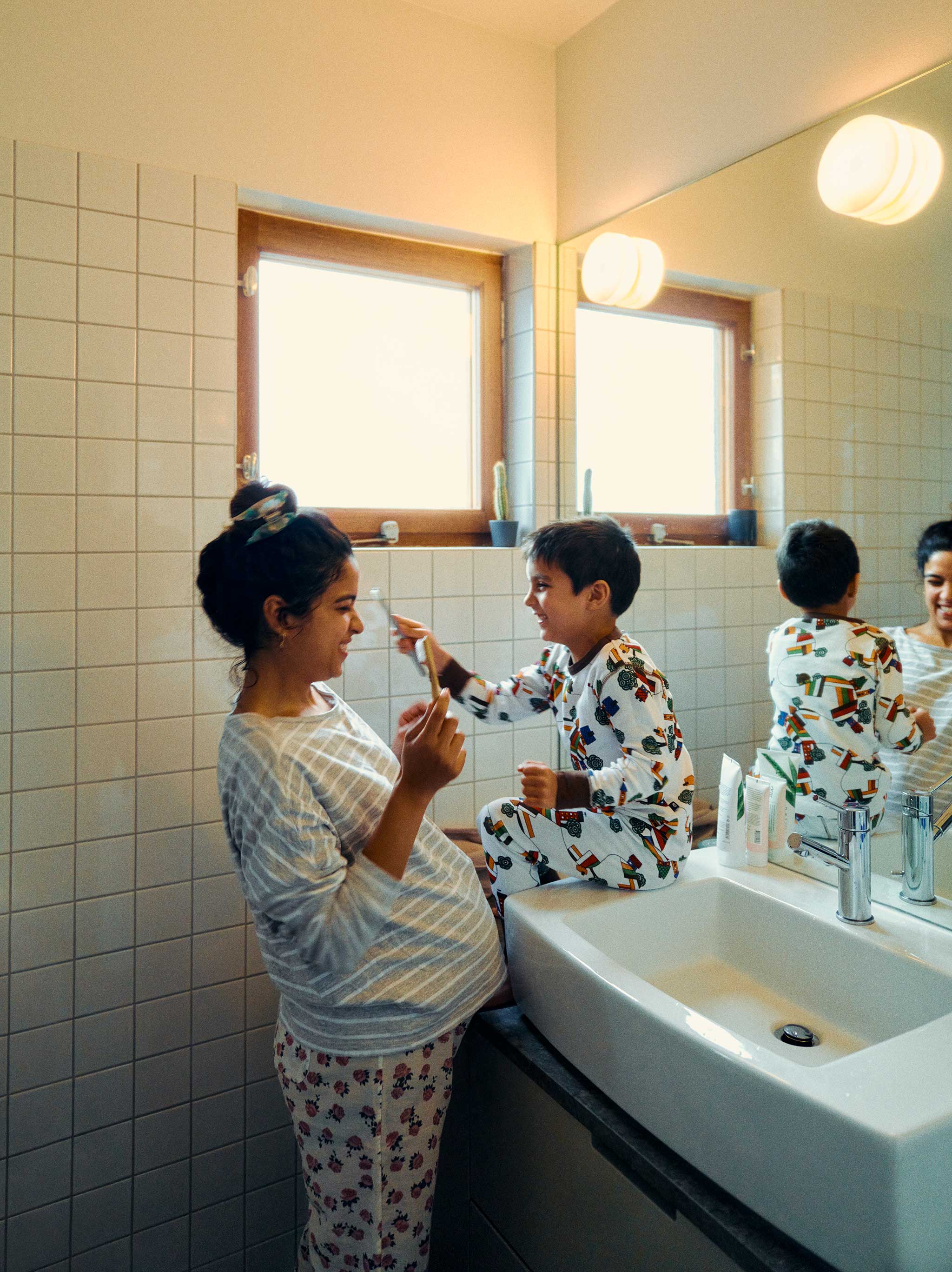 Moeder en kind poetsen hun tanden