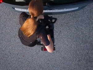 Anhängerkupplung am Heck eines Volvo Fahrzeugs aus der Vogelperspektive.