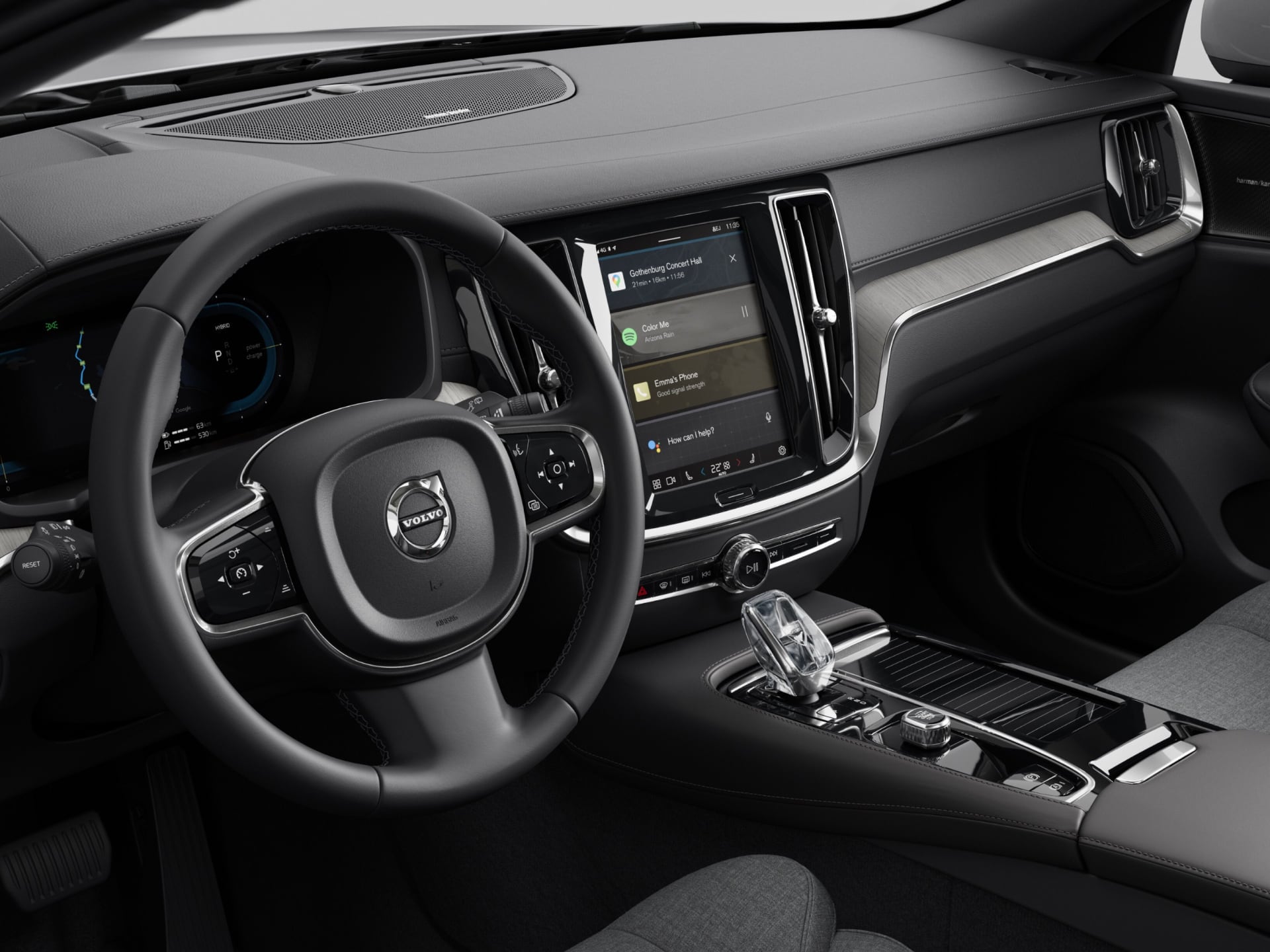 Gros plan sur le siège du conducteur, le volant et l'écran central d'une berline hybride Volvo.