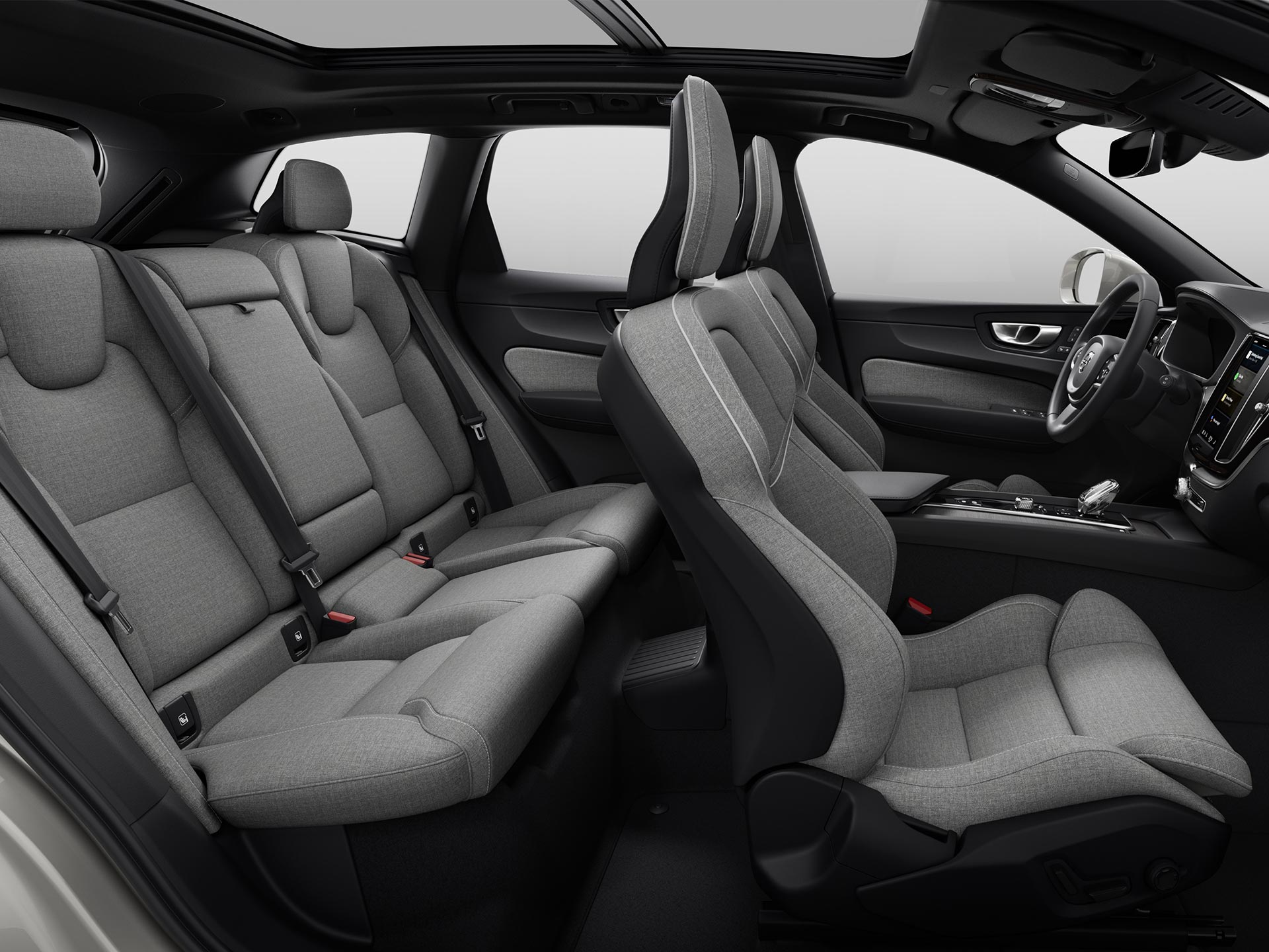 Visão de ângulo amplo da cabine espaçosa e dos assentos estofados de um SUV Volvo.