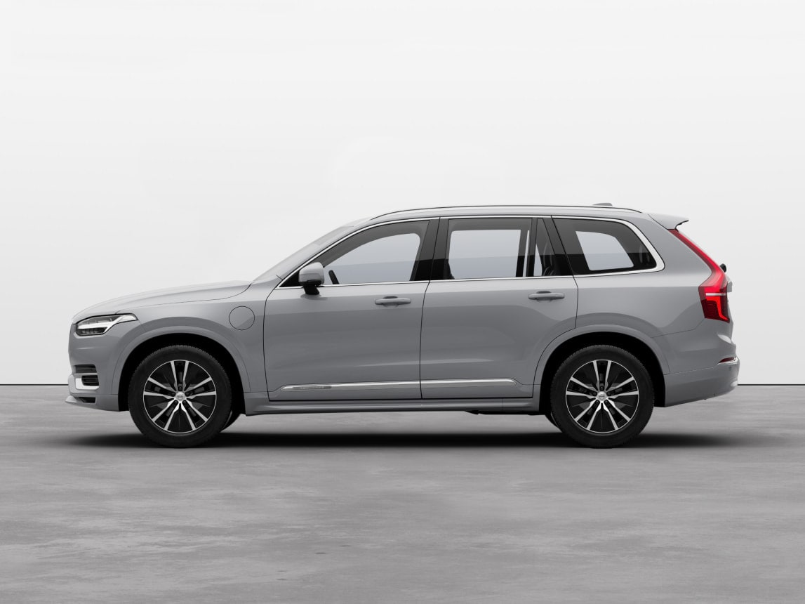 A vapour grey Volvo XC90 Recharge SUV standing still on grey floor in a studio