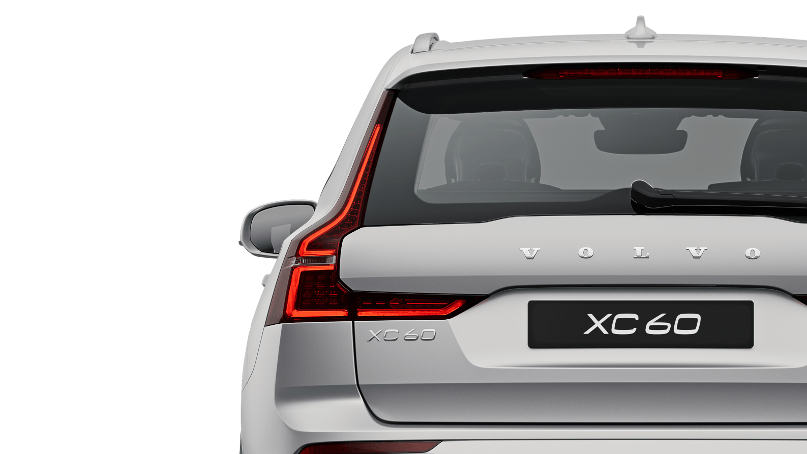Ein Volvo XC60 Recharge Plug-in Hybrid in Silver Dawn, der geparkt ist.