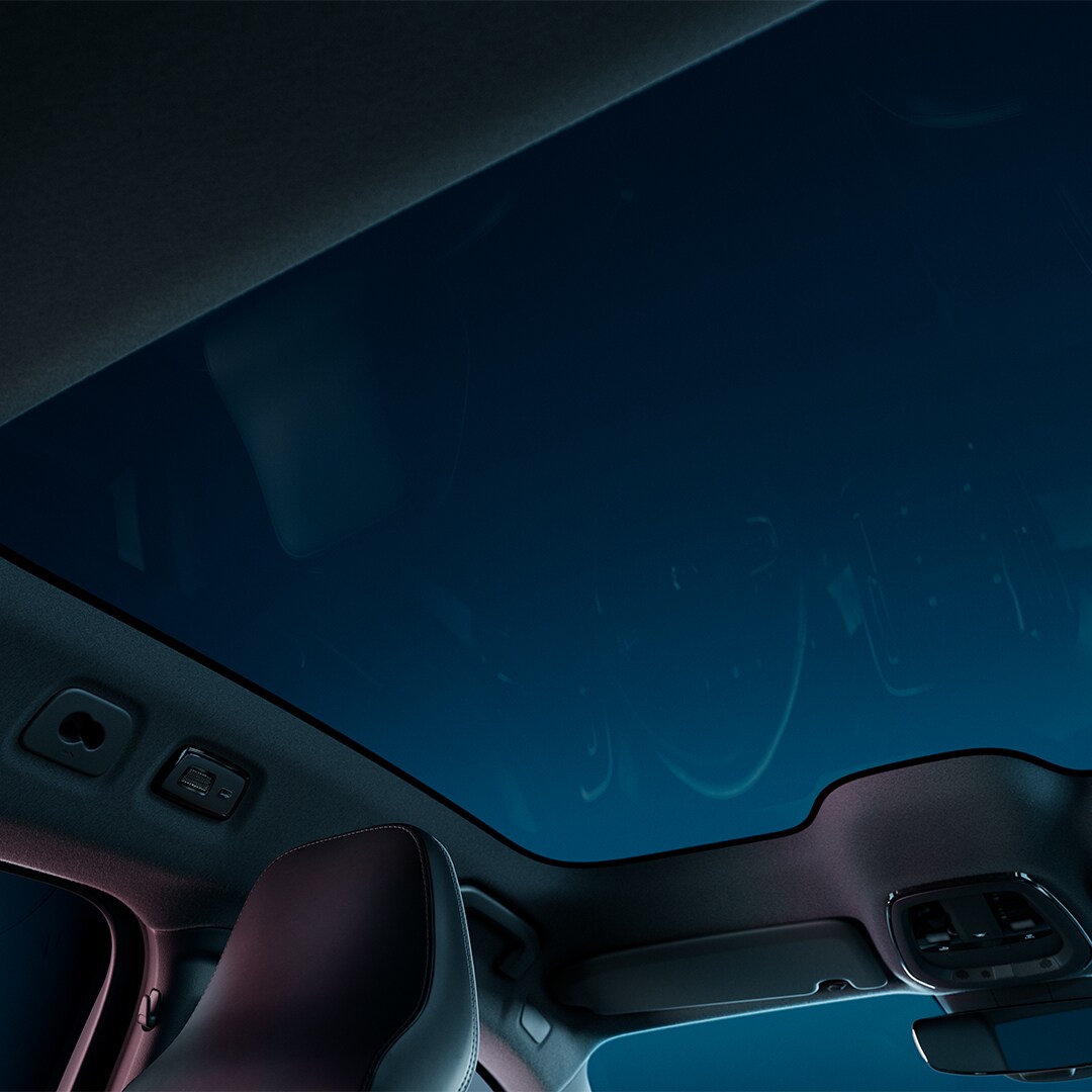 透過 Volvo C40 Recharge 的天窗仰望天空。