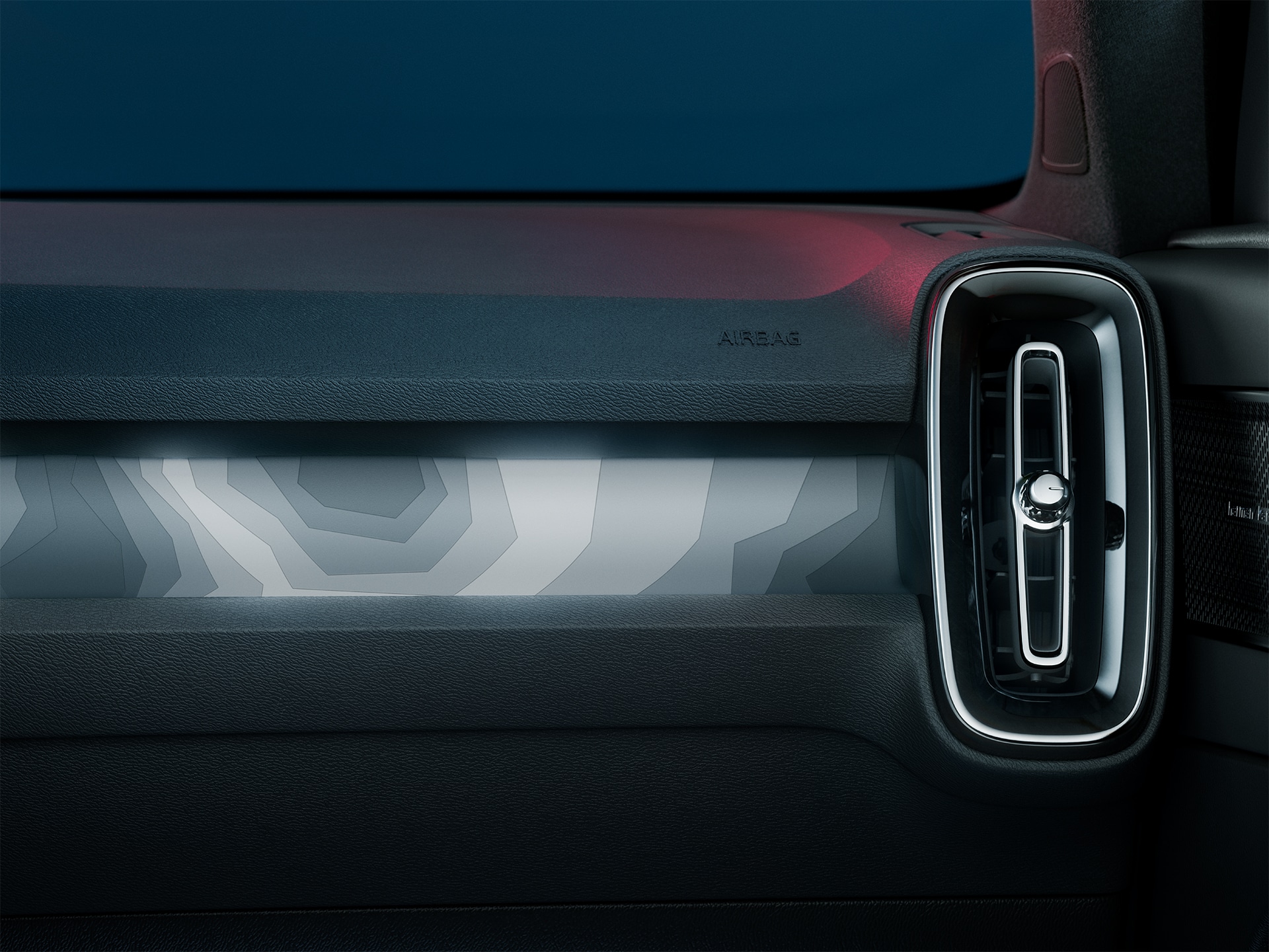 Volvo C40 Recharge'da arkadan aydınlatmalı dekorlu gösterge paneli.