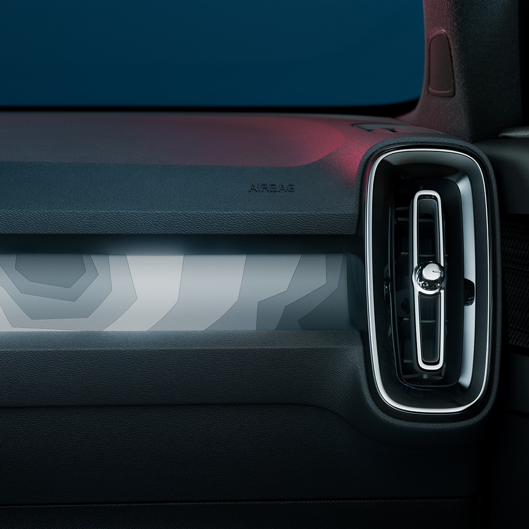 Back-lit instrument panel with decor on the Volvo C40 Recharge.