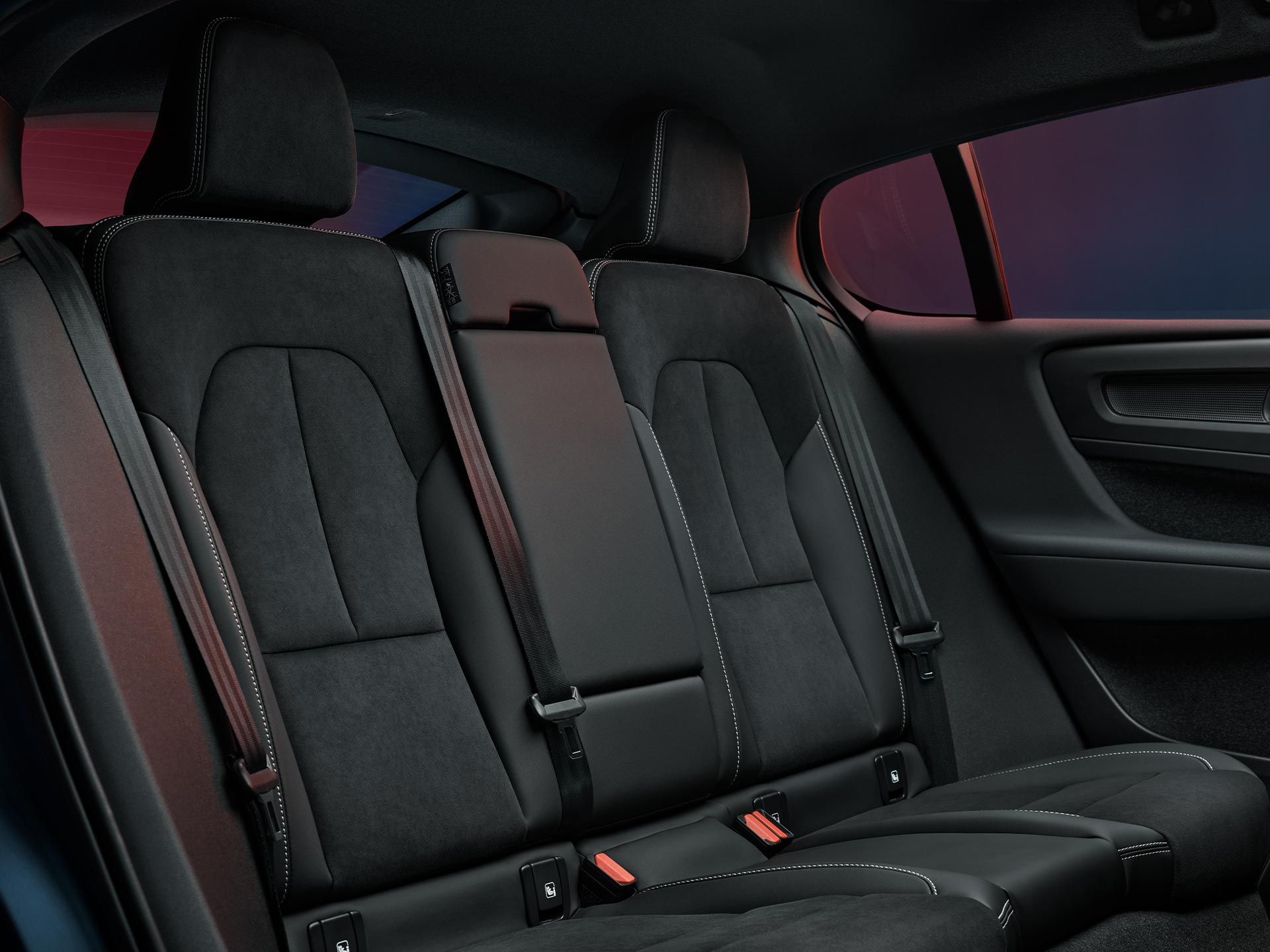 Cómodos asientos para pasajeros en el Volvo C40 Recharge.