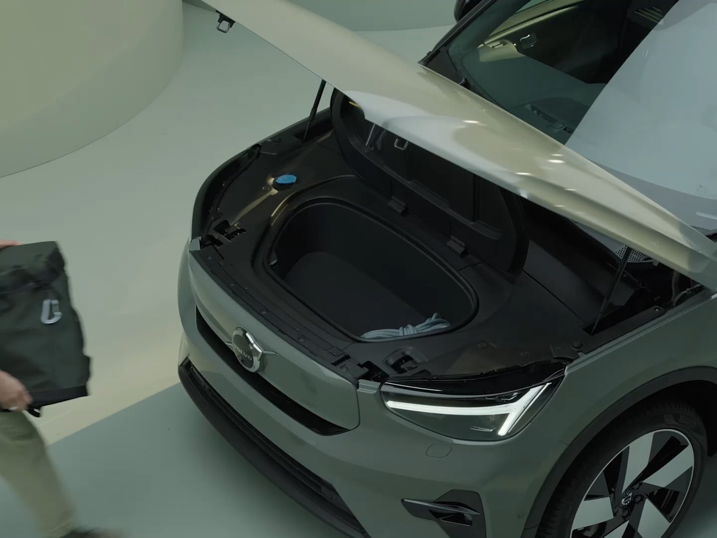 Fiksut tavaratilan säilytysratkaisut Volvo C40 Recharge -täyssähköautossa.