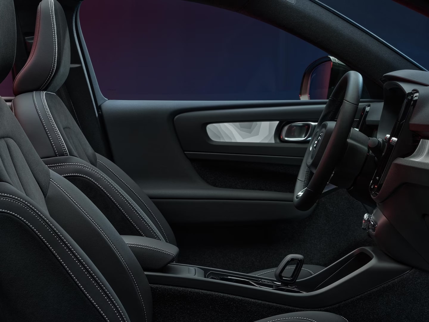El diseño ergonómico de los asientos delanteros del Volvo C40 Recharge.