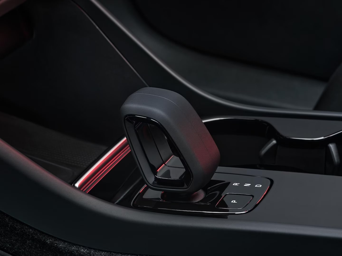 Gear shifter and storage in the front seat of the Volvo C40 Recharge.