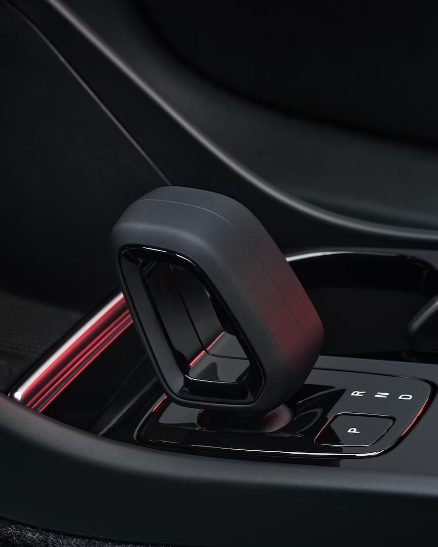 Gear shifter and storage in the front seat of the Volvo C40 Recharge.