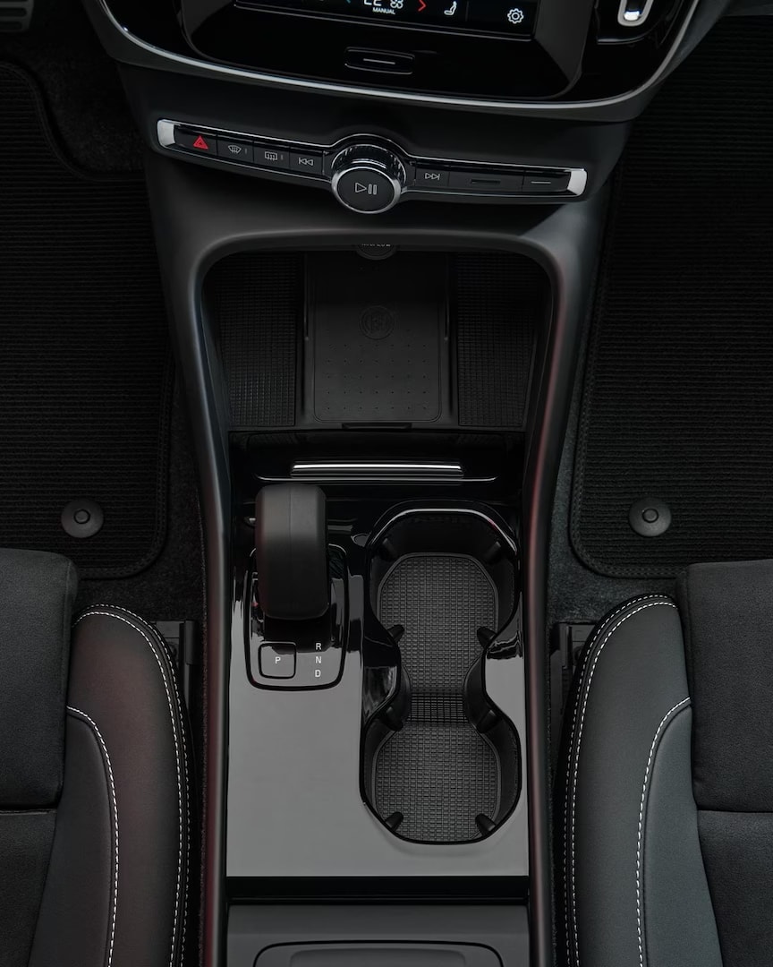 Portavasos y espacio de almacenamiento en los asientos delanteros del Volvo C40 Recharge.