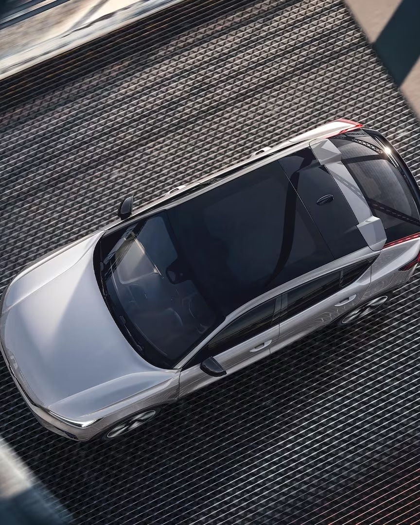 The Volvo C40 Recharge panoramic roof seen from above.