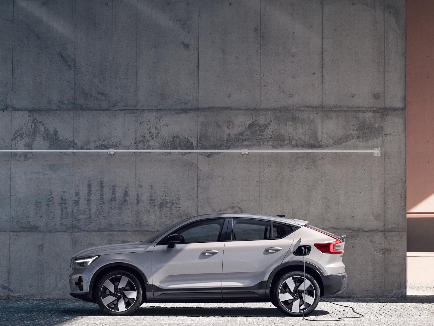Volvo C40 Recharge exterior design with Silver Dawn color.