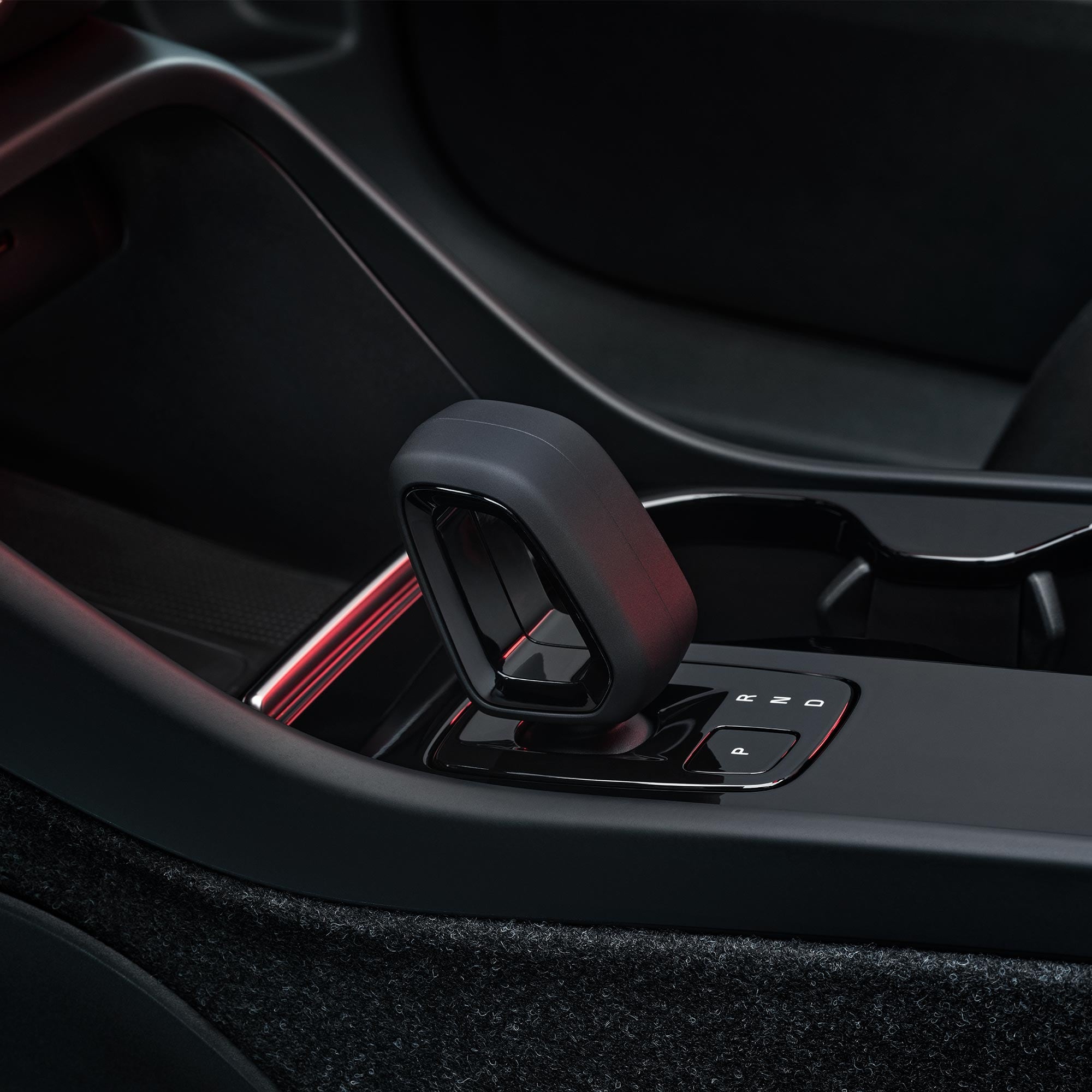 Palanca de cambios y compartimento portaobjetos en el asiento delantero del Volvo C40 Recharge.