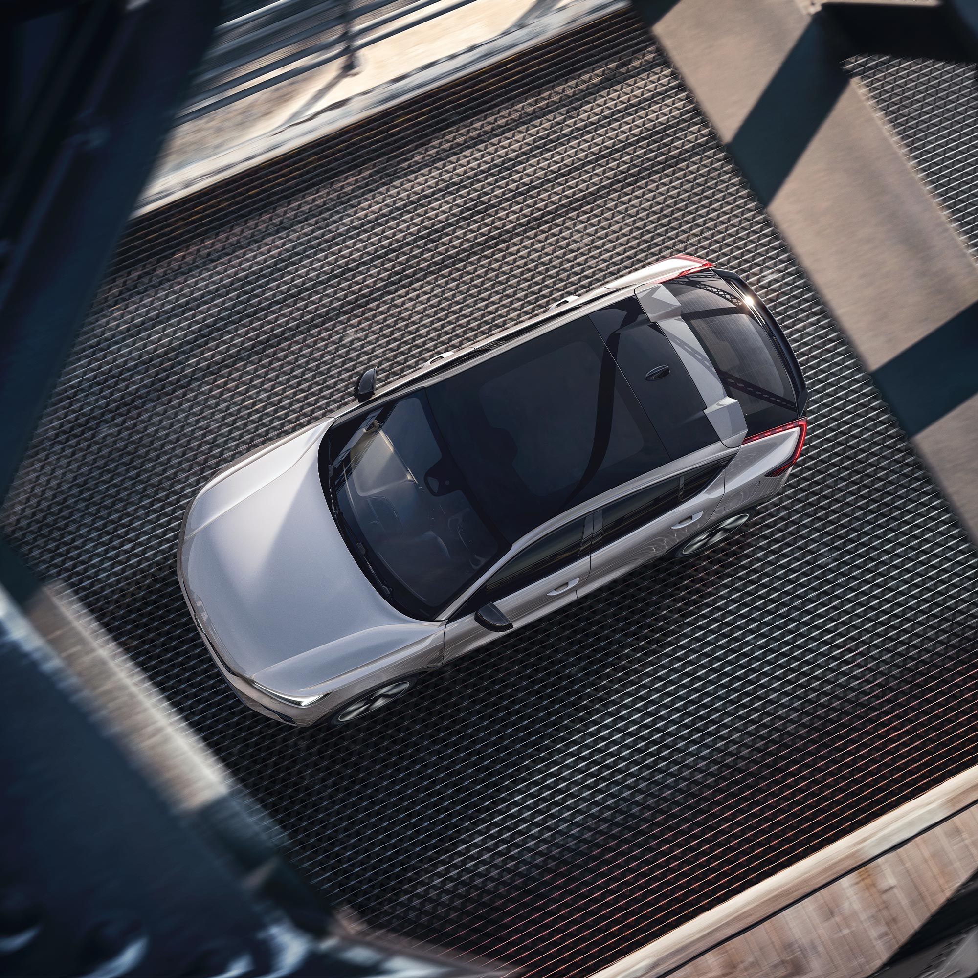 „Volvo C40 Recharge“ panoraminis stoglangis žiūrint iš viršaus.