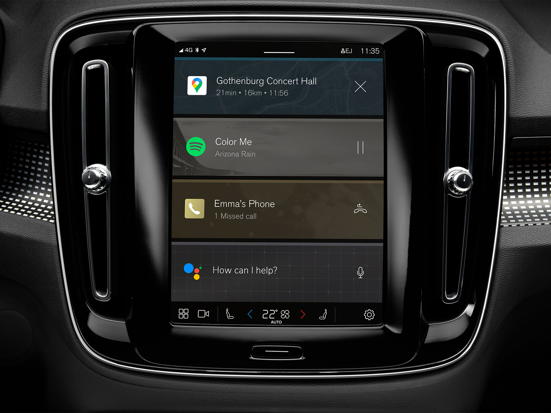 Osrednji zaslon informacijsko-razvedrilnega sistema v vozilu Volvo C40 Recharge.