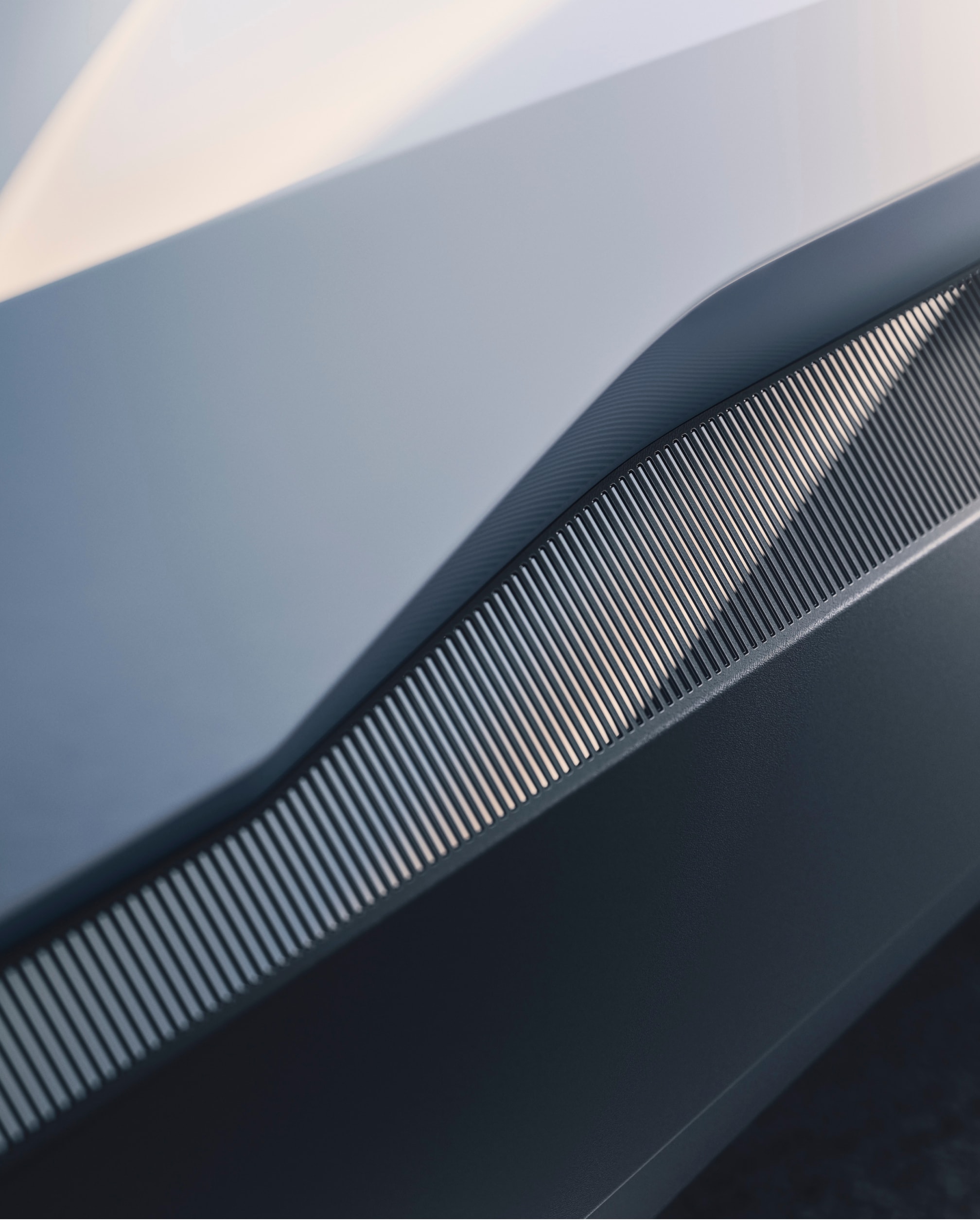 Close-up van een zwart gestreept detail aan de buitenzijde van een Volvo EX30.