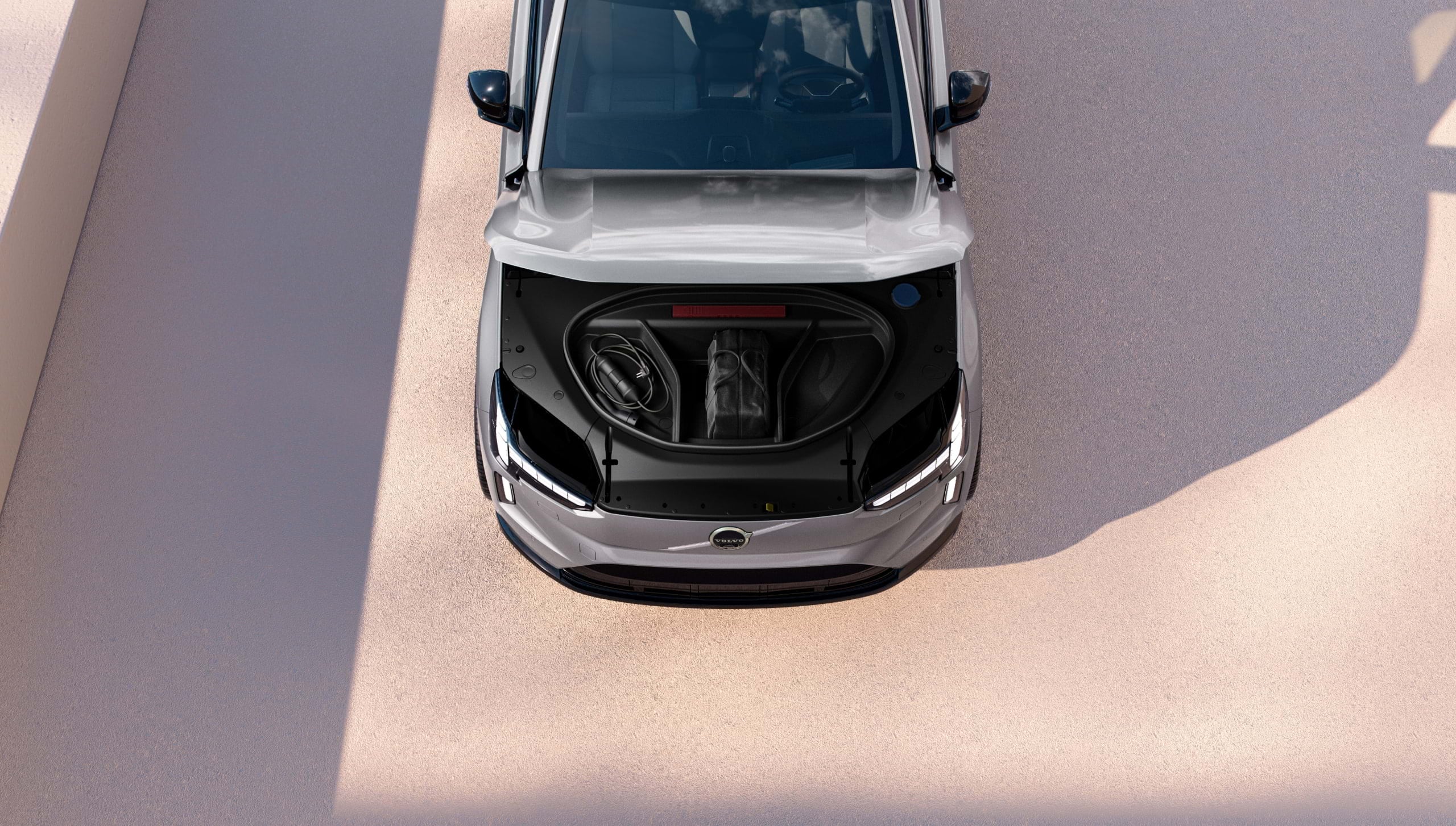 Dodatni skladišni prostor u prednjem prtljažniku potpuno električnog terenca Volvo EX90.