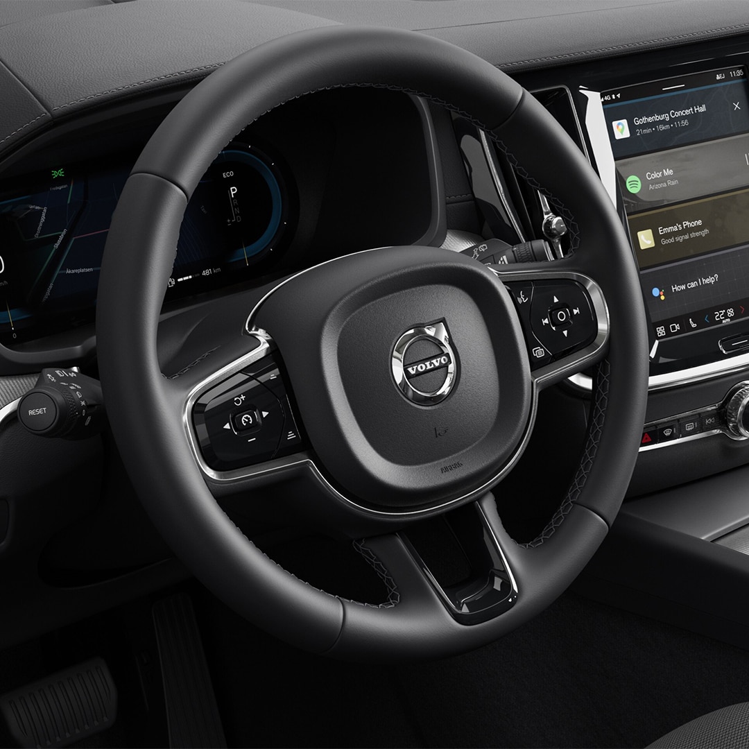 Blick des Fahrers auf das Lenkrad, die Instrumententafel und den Infotainment-Touchscreen des Volvo S60 Mild-Hybrid.