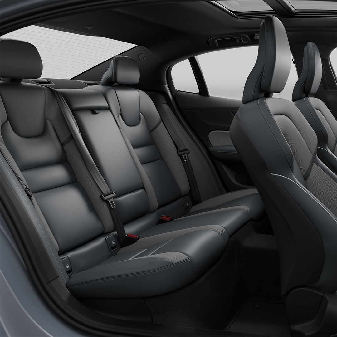 Širokoúhlý pohled na kompletní interiér mild hybridního vozu Volvo S60.