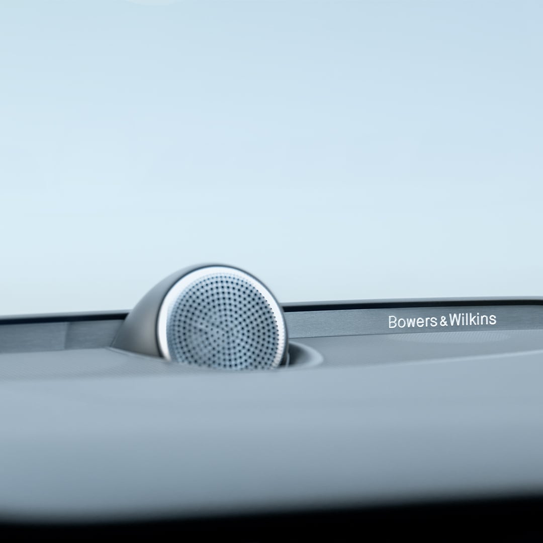 Zbliżenie na głośnik deski rozdzielczej Bowers & Wilkins w miękkiej hybrydzie Volvo S60