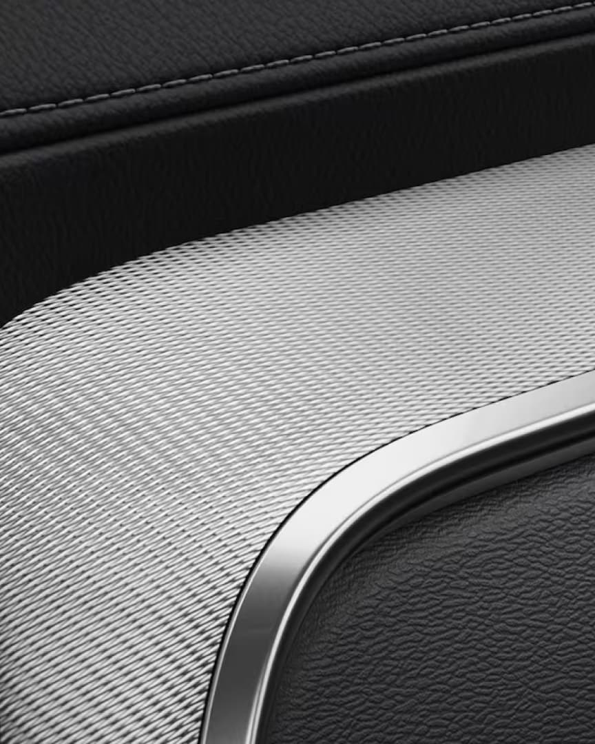 Detalles de malla metálica y decoración en el sedán Volvo S60.