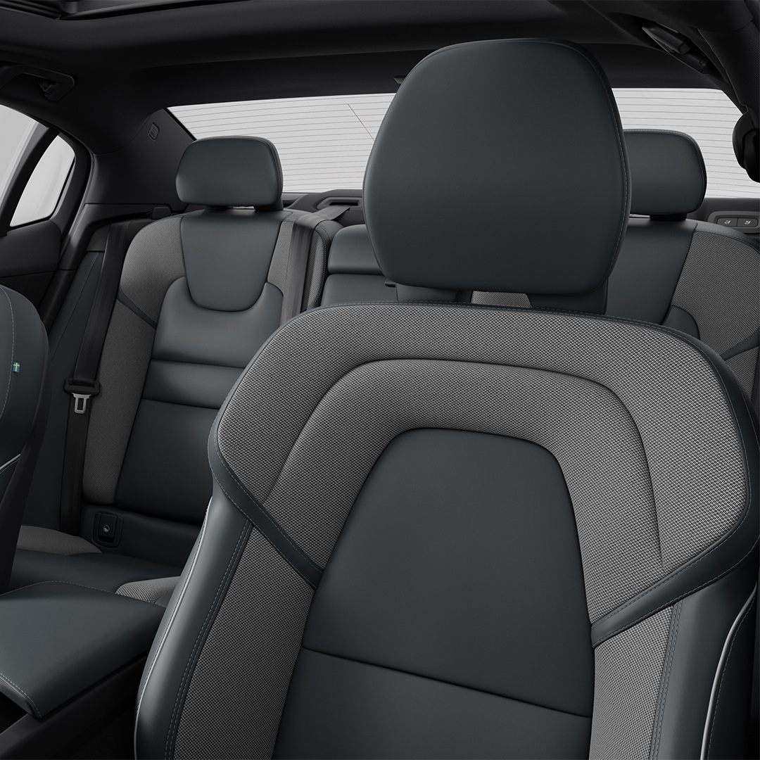 Švelniojo hibridinio „Volvo S60“ interjeras su tamsiai pilkomis odos ir tekstilės sėdynėmis.